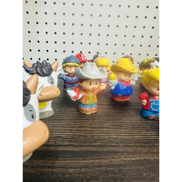 FISHER PRICE LITTLE PEOPLE LOT (28) COUNTRY & FIRST RESPONDERS, PILOTS, ANIMALS - Picture 7 of 11